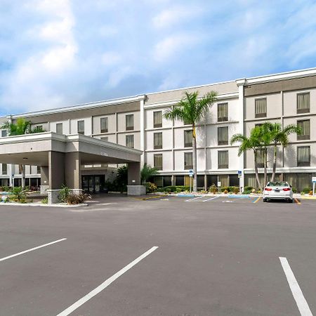 Comfort Inn & Suites St Pete - Clearwater International Airport Exterior photo