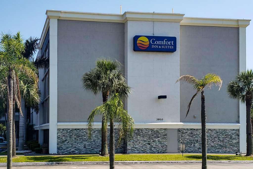Comfort Inn & Suites St Pete - Clearwater International Airport Exterior photo