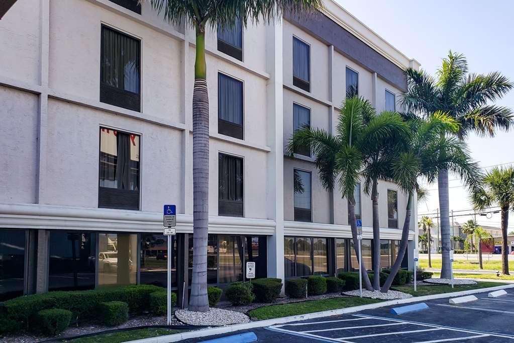Comfort Inn & Suites St Pete - Clearwater International Airport Exterior photo