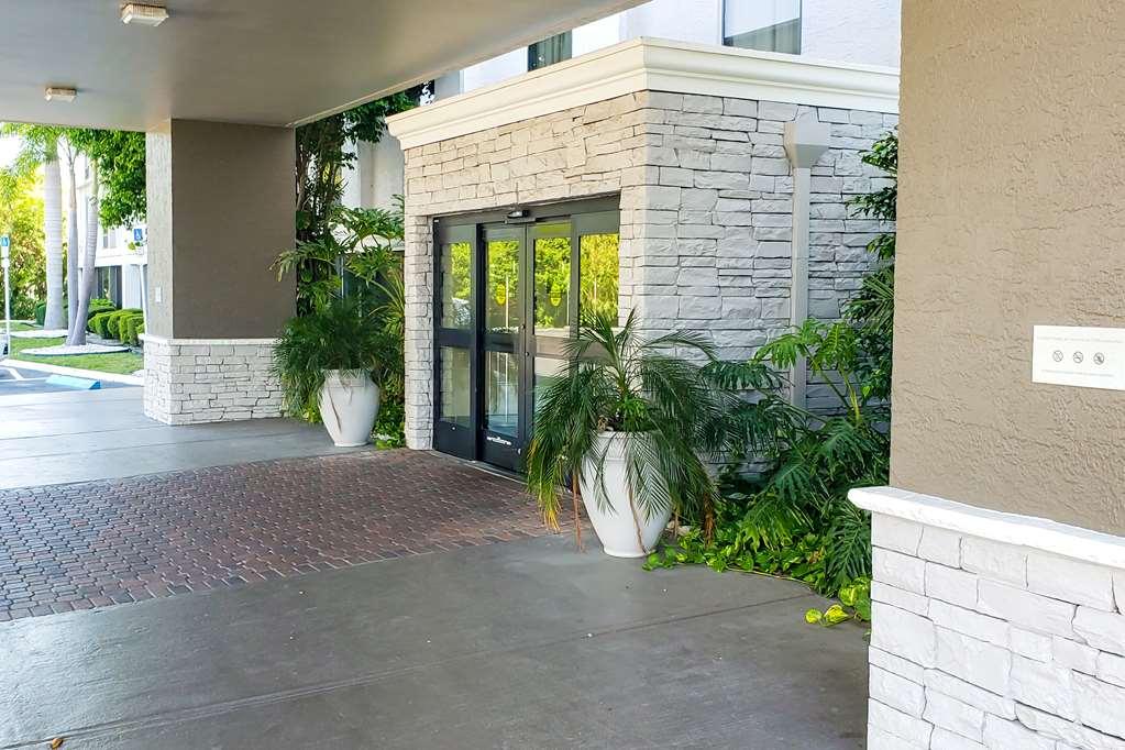 Comfort Inn & Suites St Pete - Clearwater International Airport Exterior photo