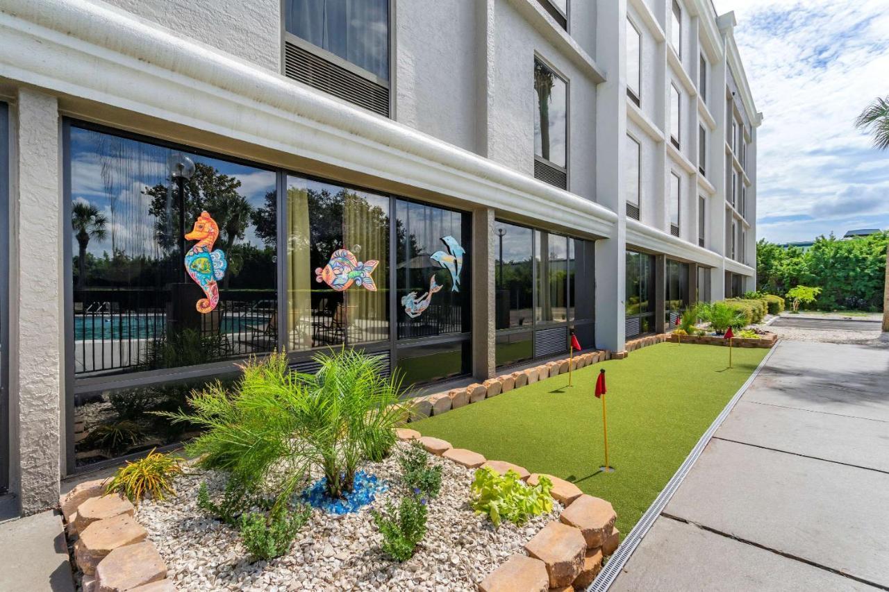 Comfort Inn & Suites St Pete - Clearwater International Airport Exterior photo