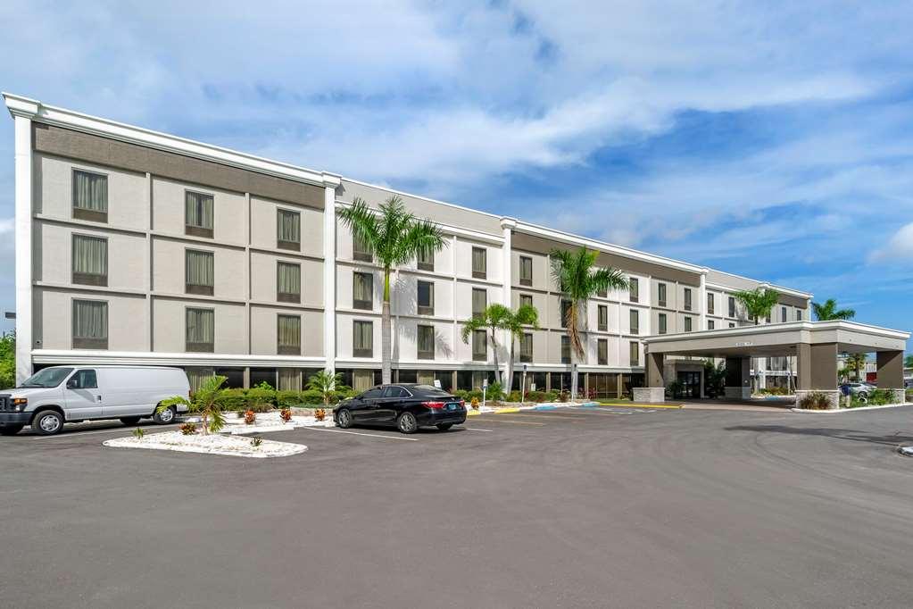 Comfort Inn & Suites St Pete - Clearwater International Airport Exterior photo