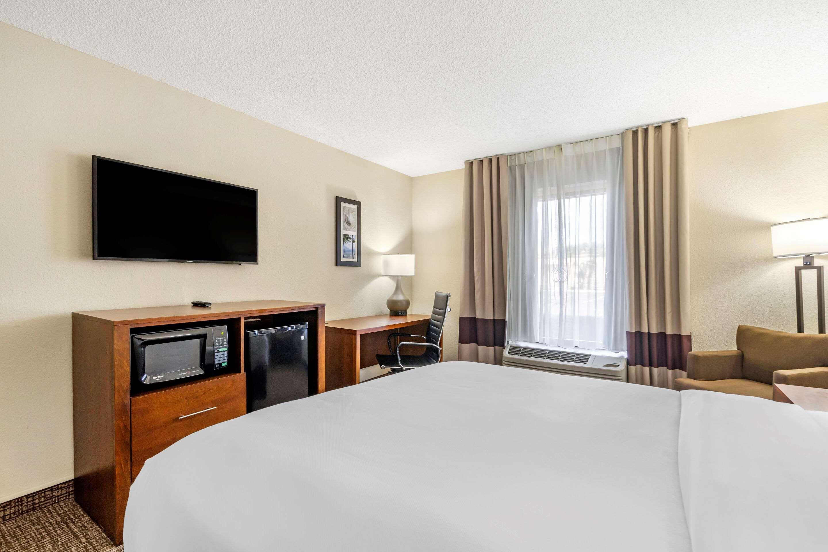 Comfort Inn & Suites St Pete - Clearwater International Airport Exterior photo