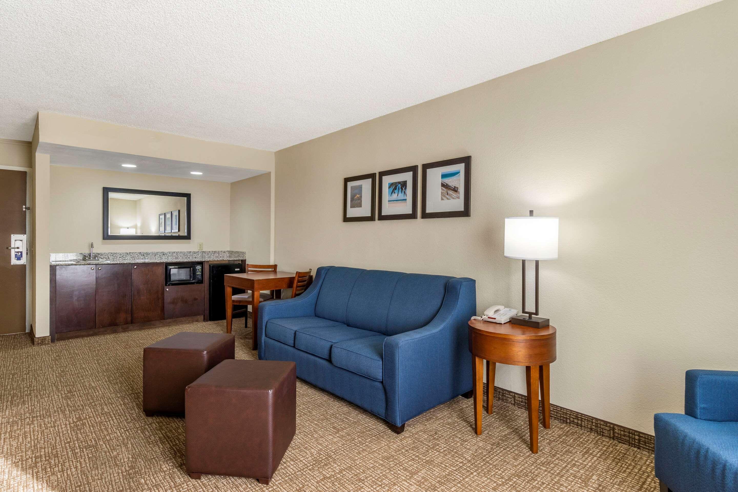 Comfort Inn & Suites St Pete - Clearwater International Airport Exterior photo