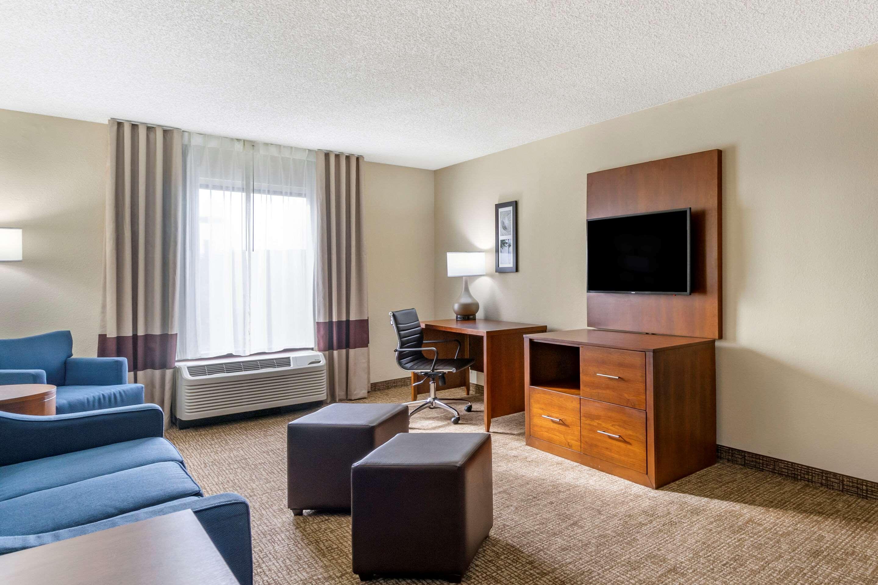 Comfort Inn & Suites St Pete - Clearwater International Airport Exterior photo