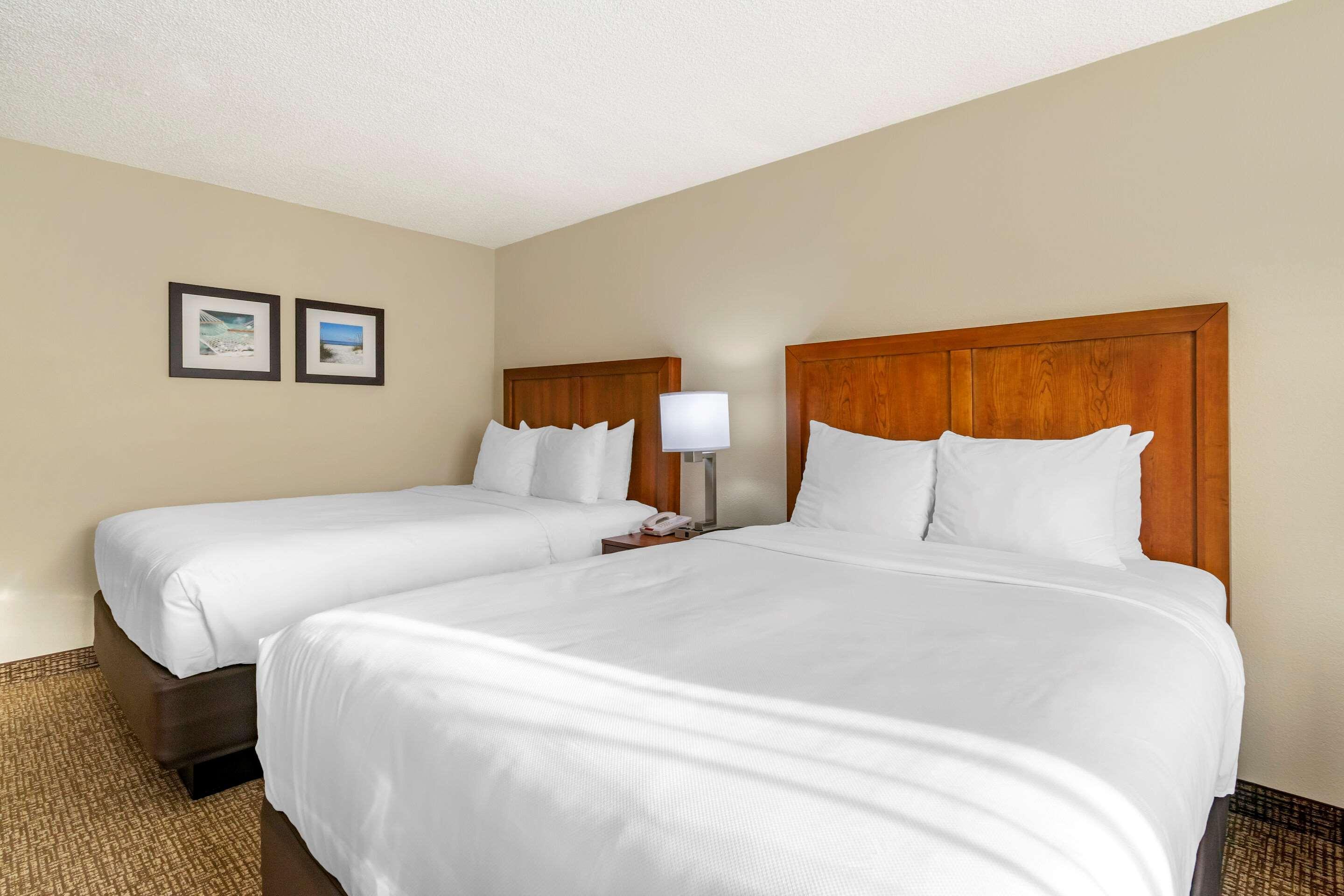 Comfort Inn & Suites St Pete - Clearwater International Airport Exterior photo