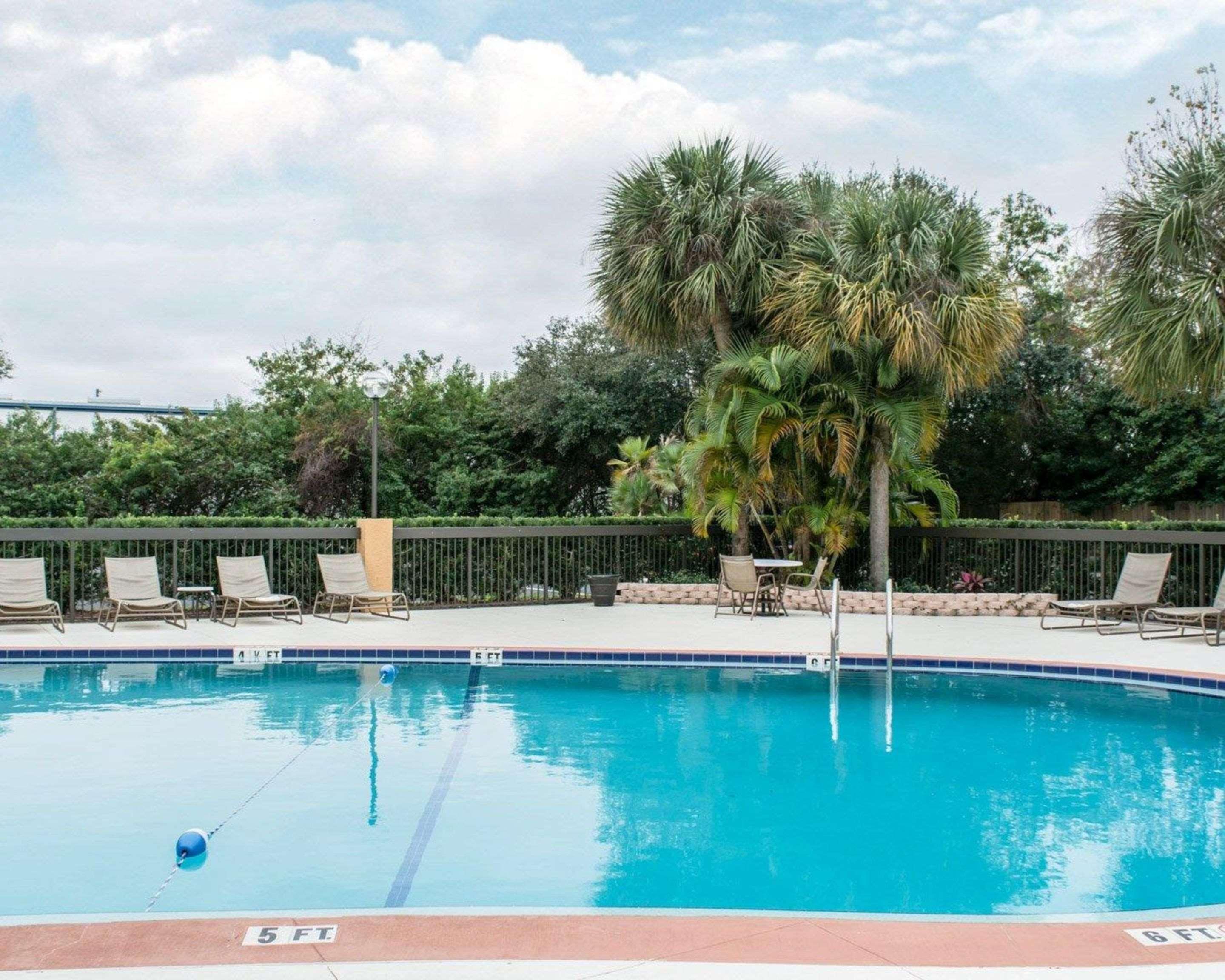 Comfort Inn & Suites St Pete - Clearwater International Airport Exterior photo