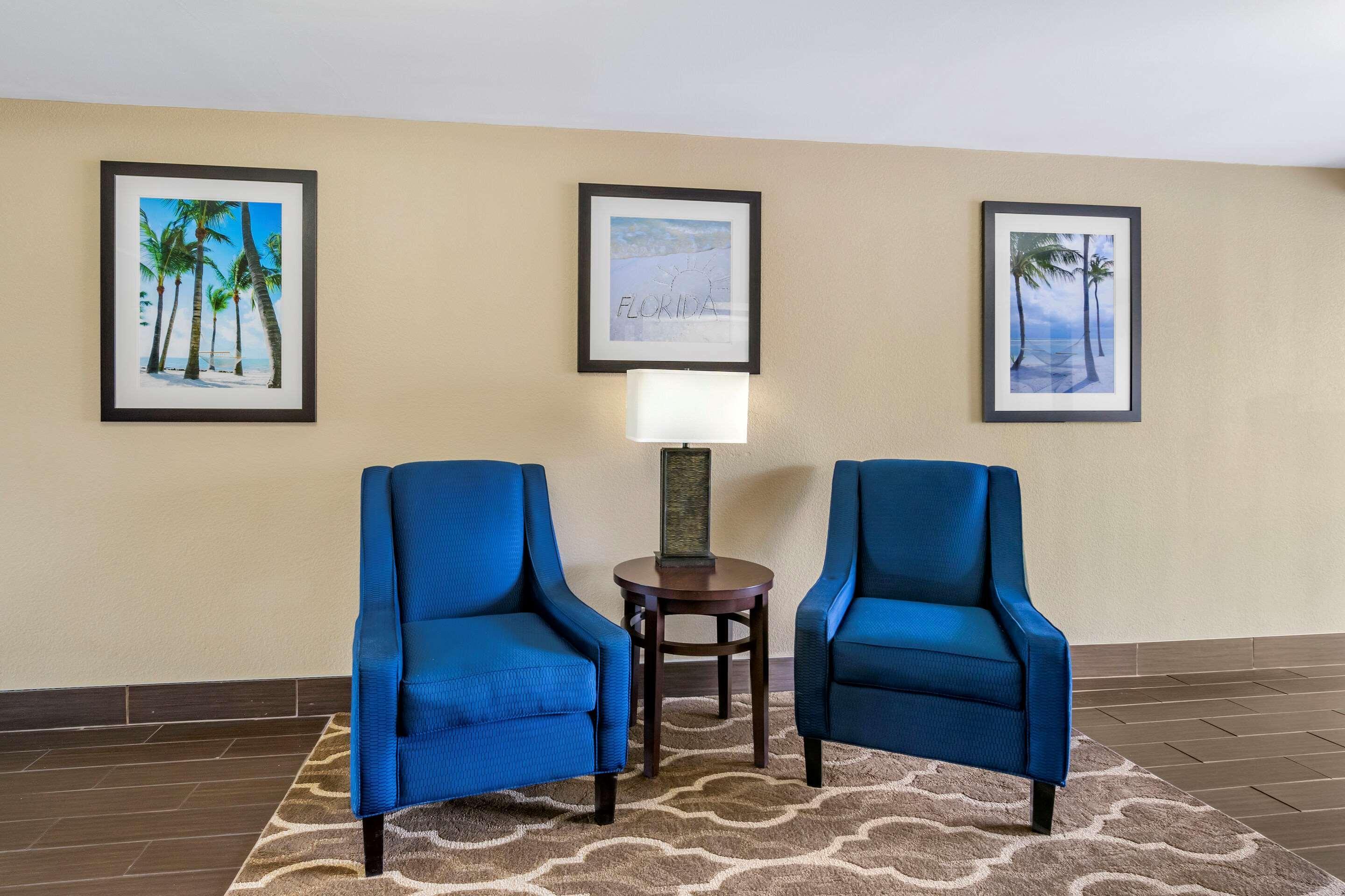Comfort Inn & Suites St Pete - Clearwater International Airport Exterior photo