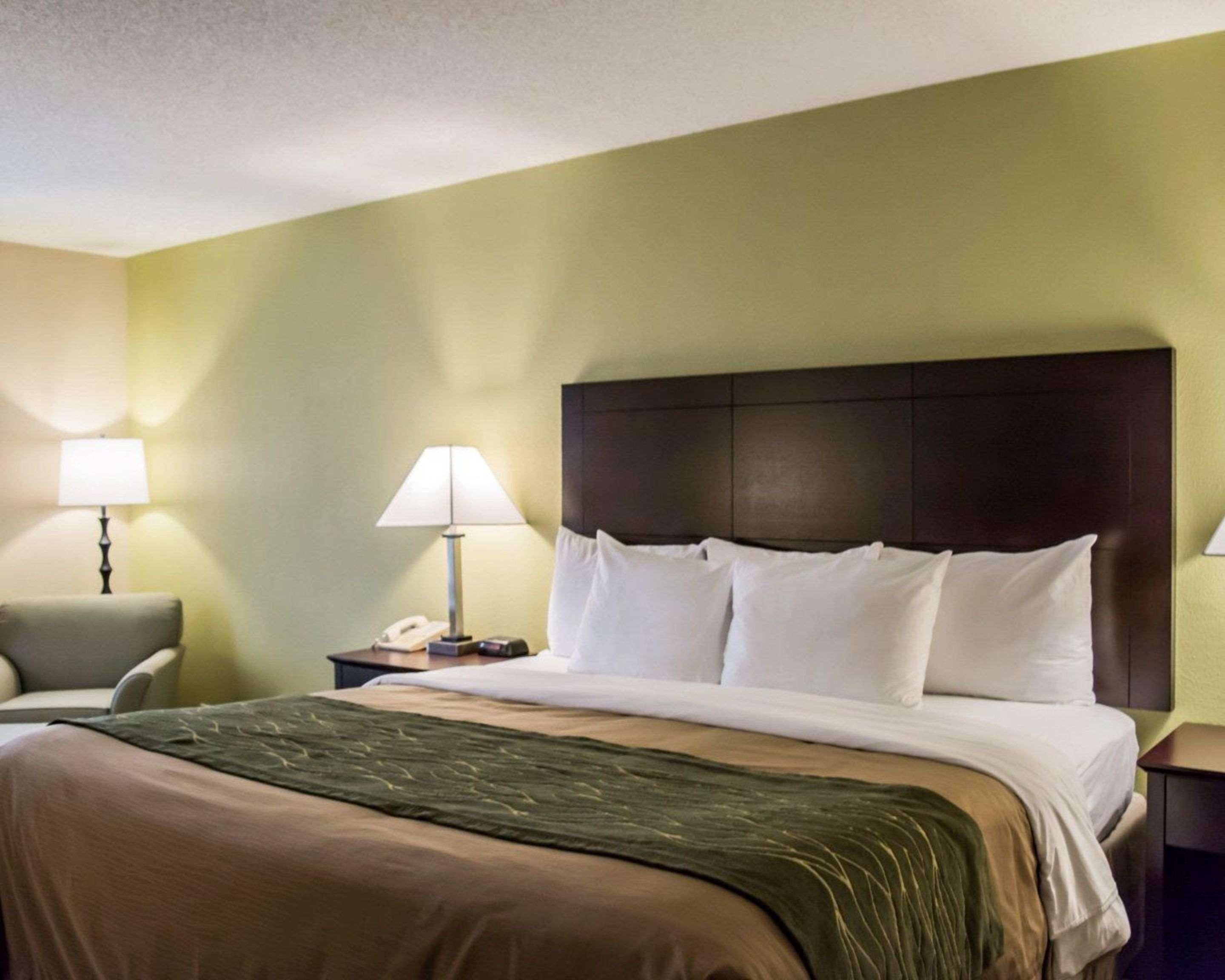 Comfort Inn & Suites St Pete - Clearwater International Airport Exterior photo