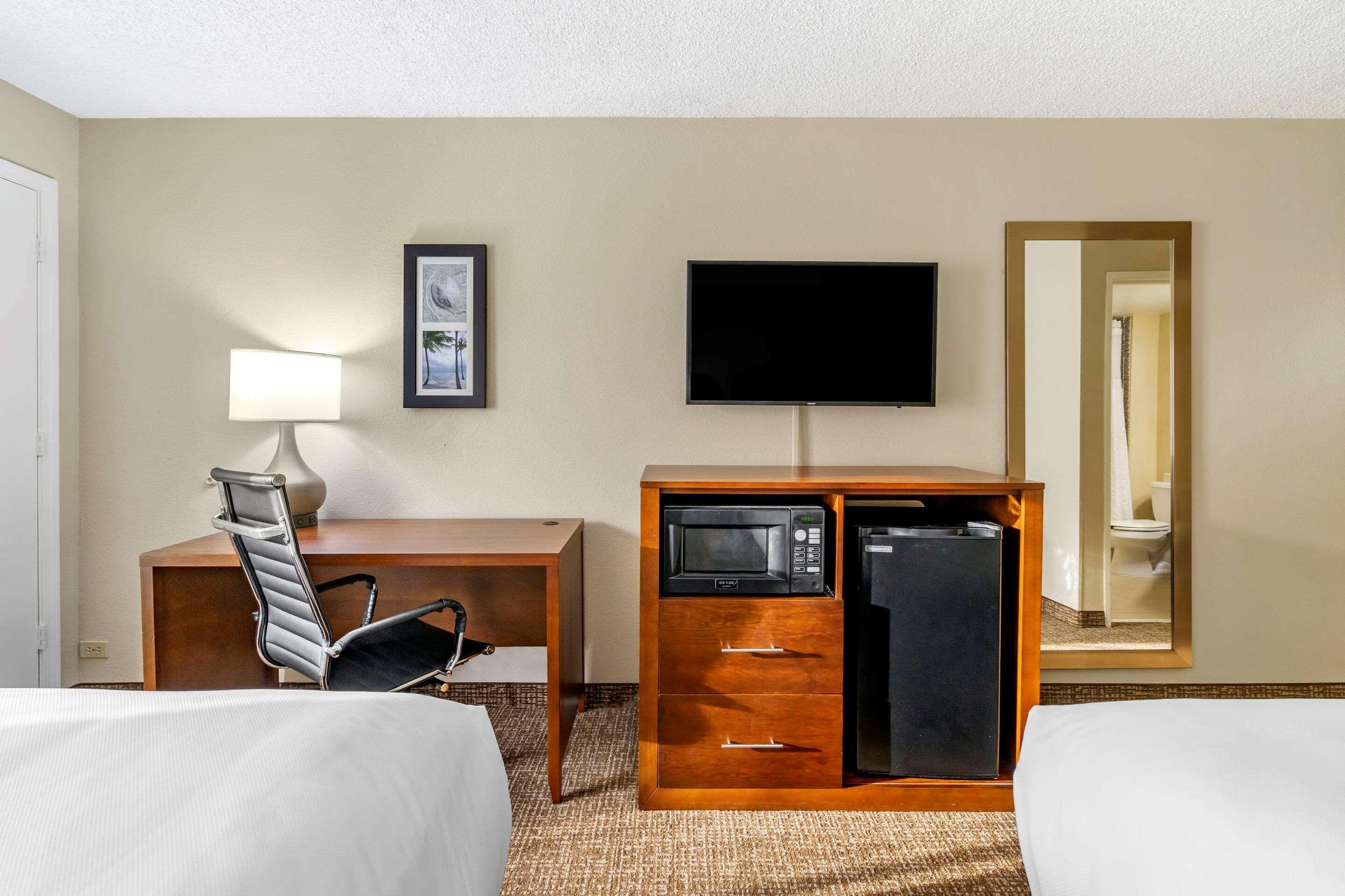 Comfort Inn & Suites St Pete - Clearwater International Airport Exterior photo