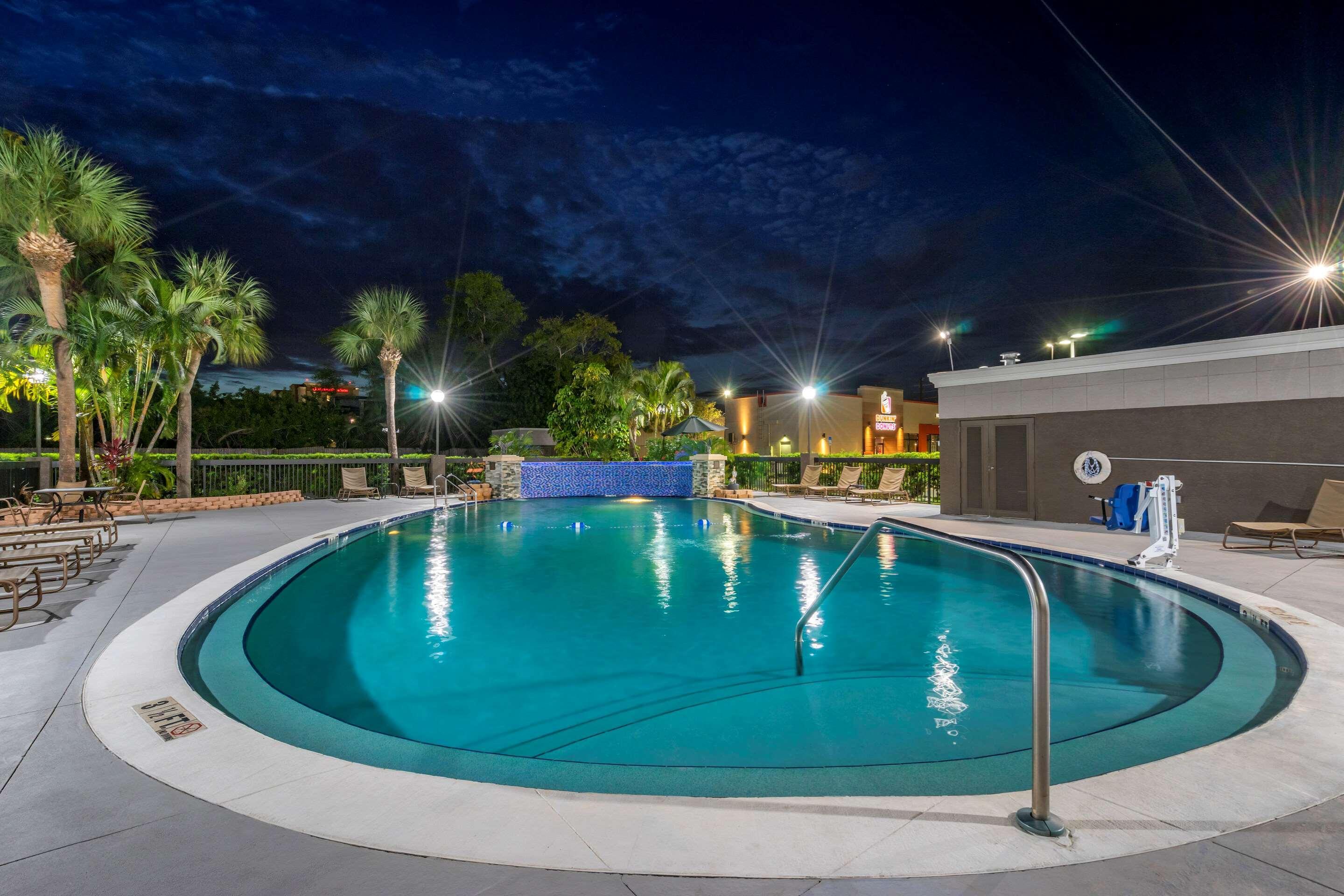 Comfort Inn & Suites St Pete - Clearwater International Airport Exterior photo