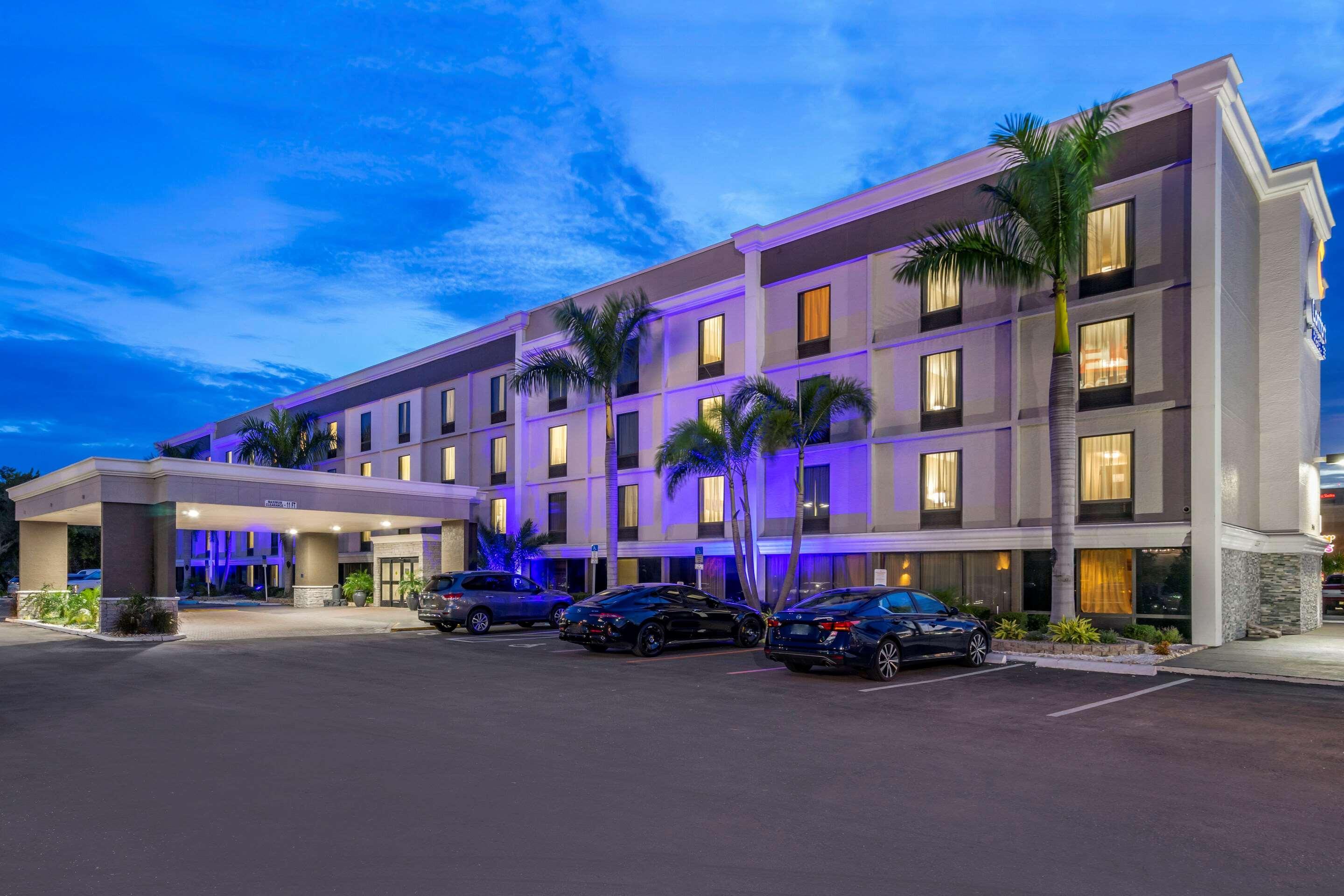 Comfort Inn & Suites St Pete - Clearwater International Airport Exterior photo