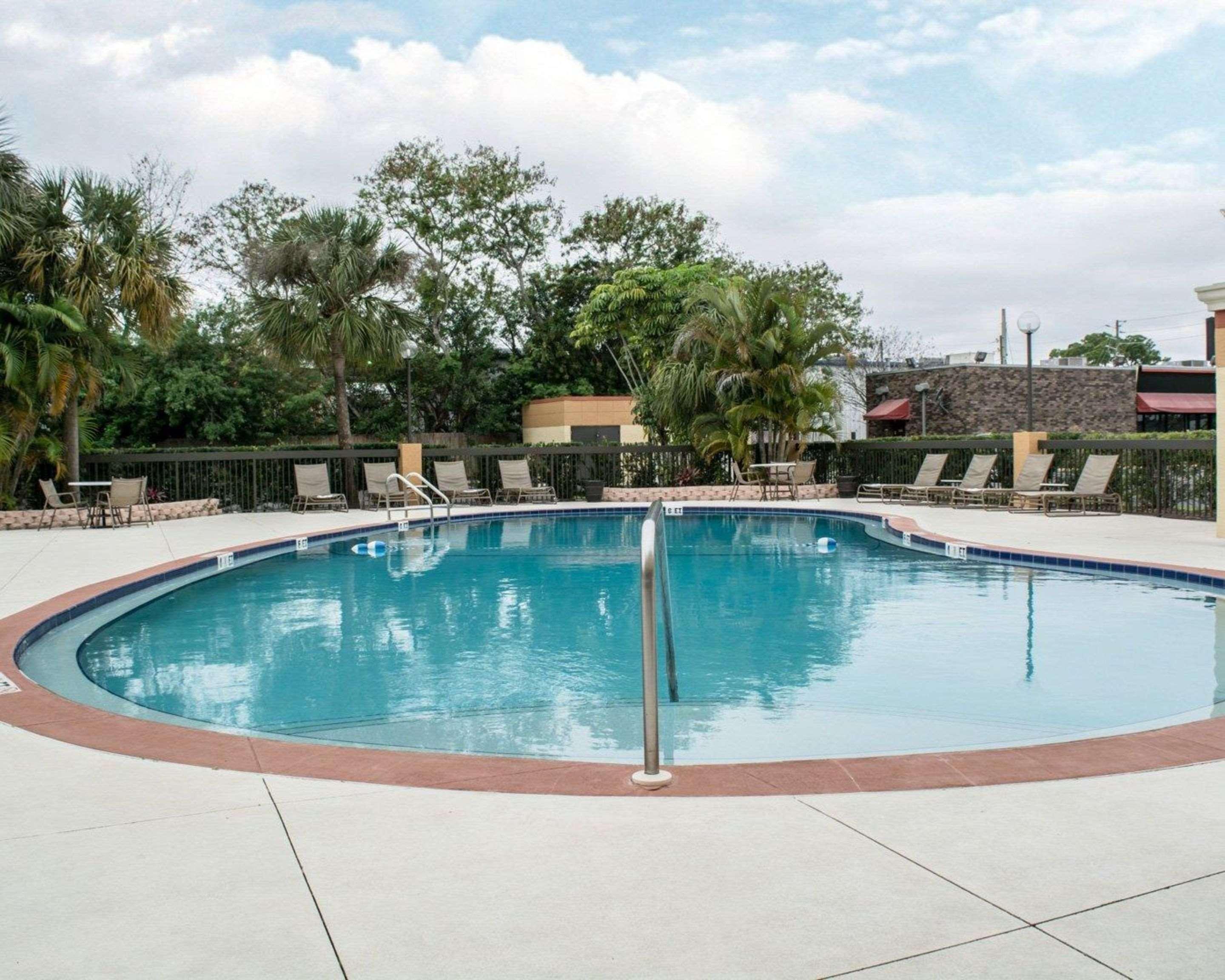 Comfort Inn & Suites St Pete - Clearwater International Airport Exterior photo