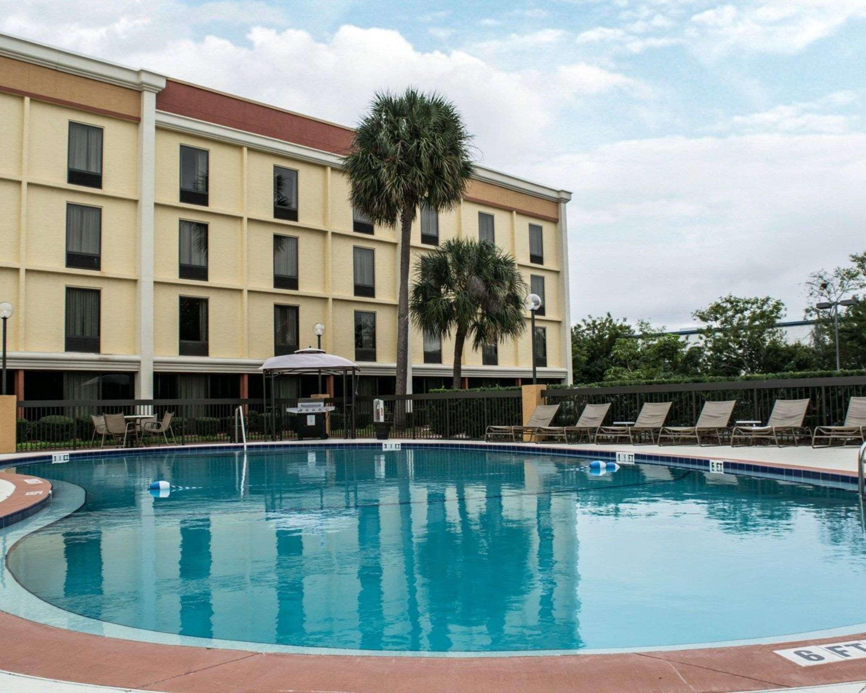 Comfort Inn & Suites St Pete - Clearwater International Airport Exterior photo