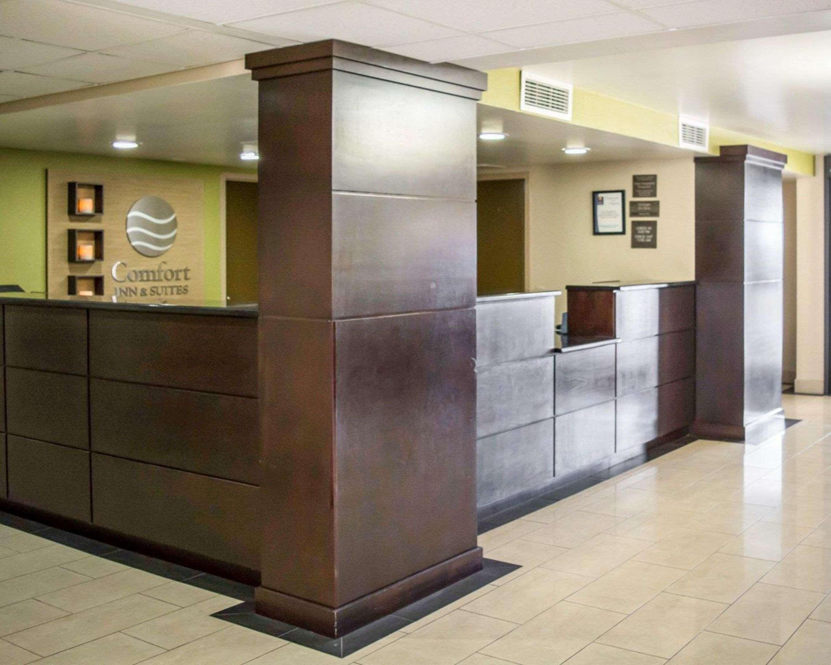 Comfort Inn & Suites St Pete - Clearwater International Airport Exterior photo