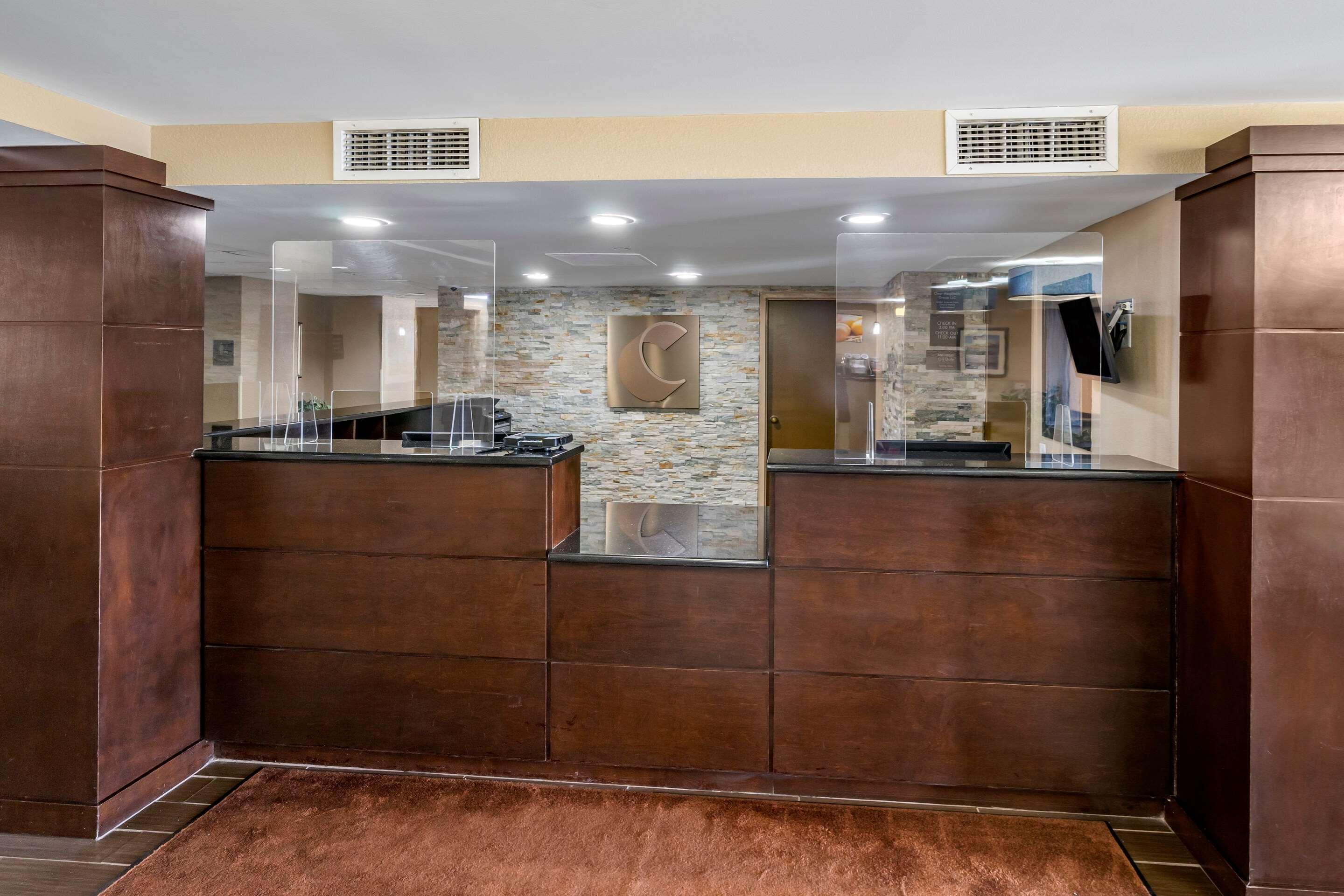 Comfort Inn & Suites St Pete - Clearwater International Airport Exterior photo