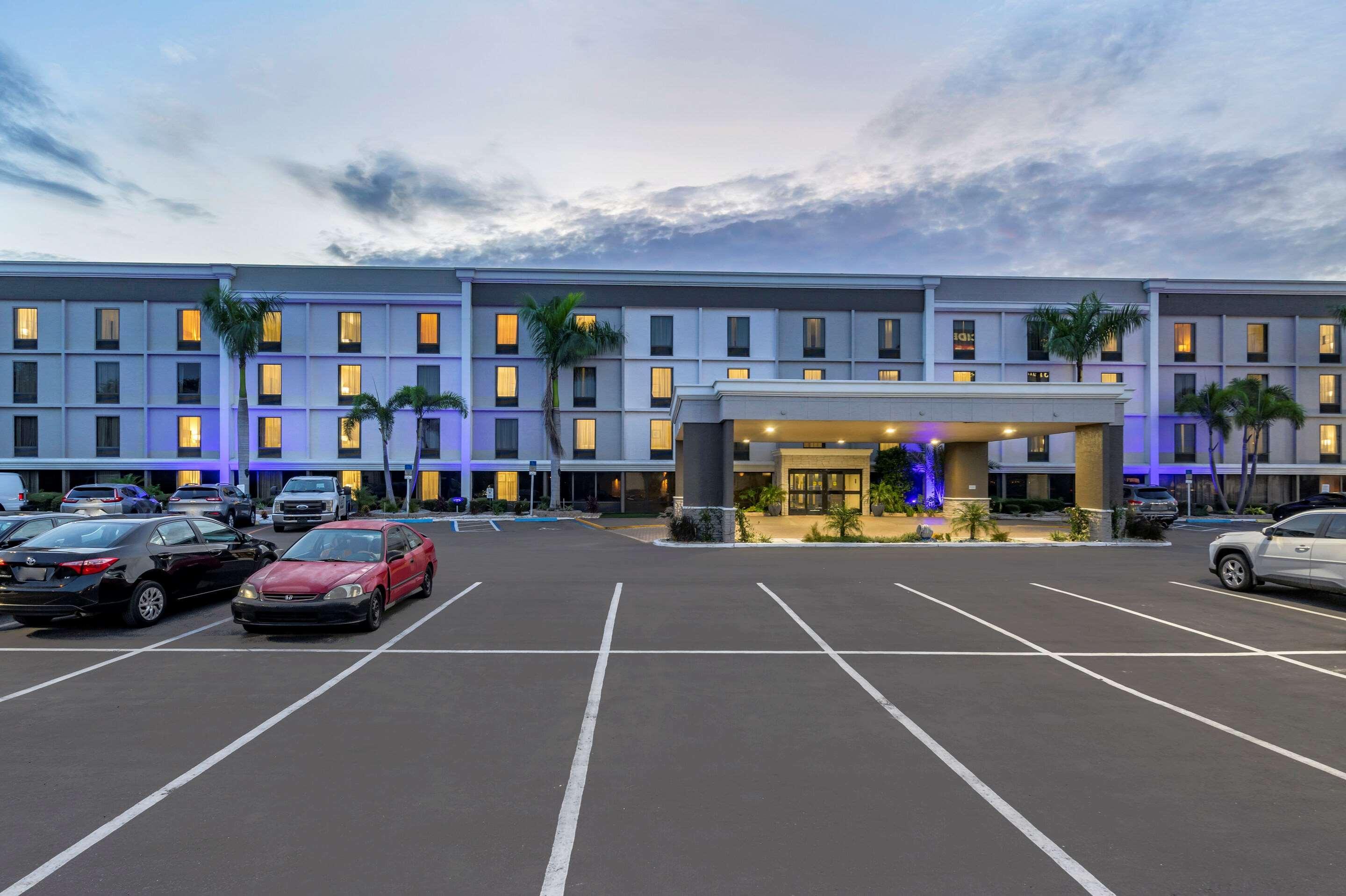 Comfort Inn & Suites St Pete - Clearwater International Airport Exterior photo