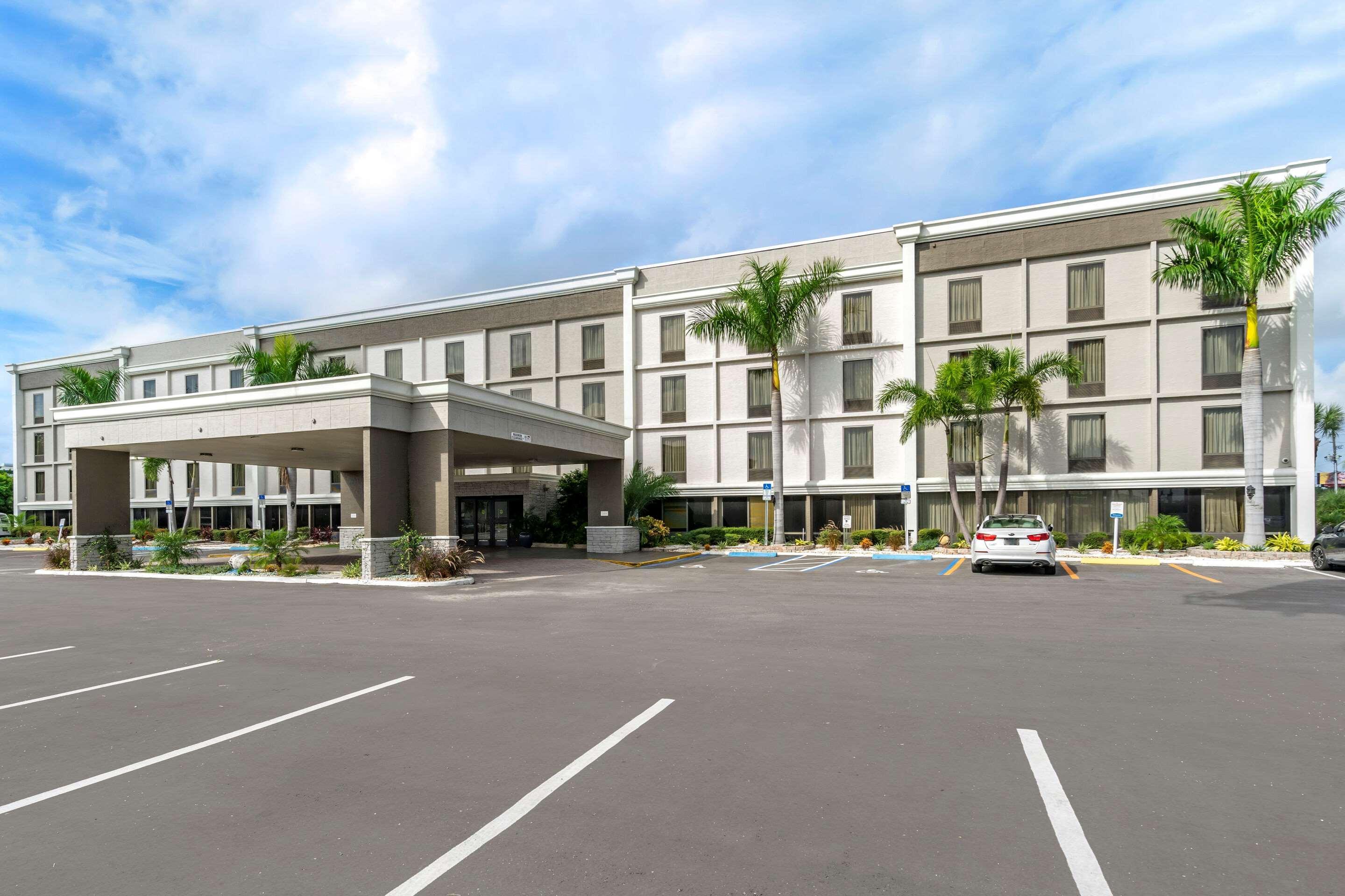 Comfort Inn & Suites St Pete - Clearwater International Airport Exterior photo
