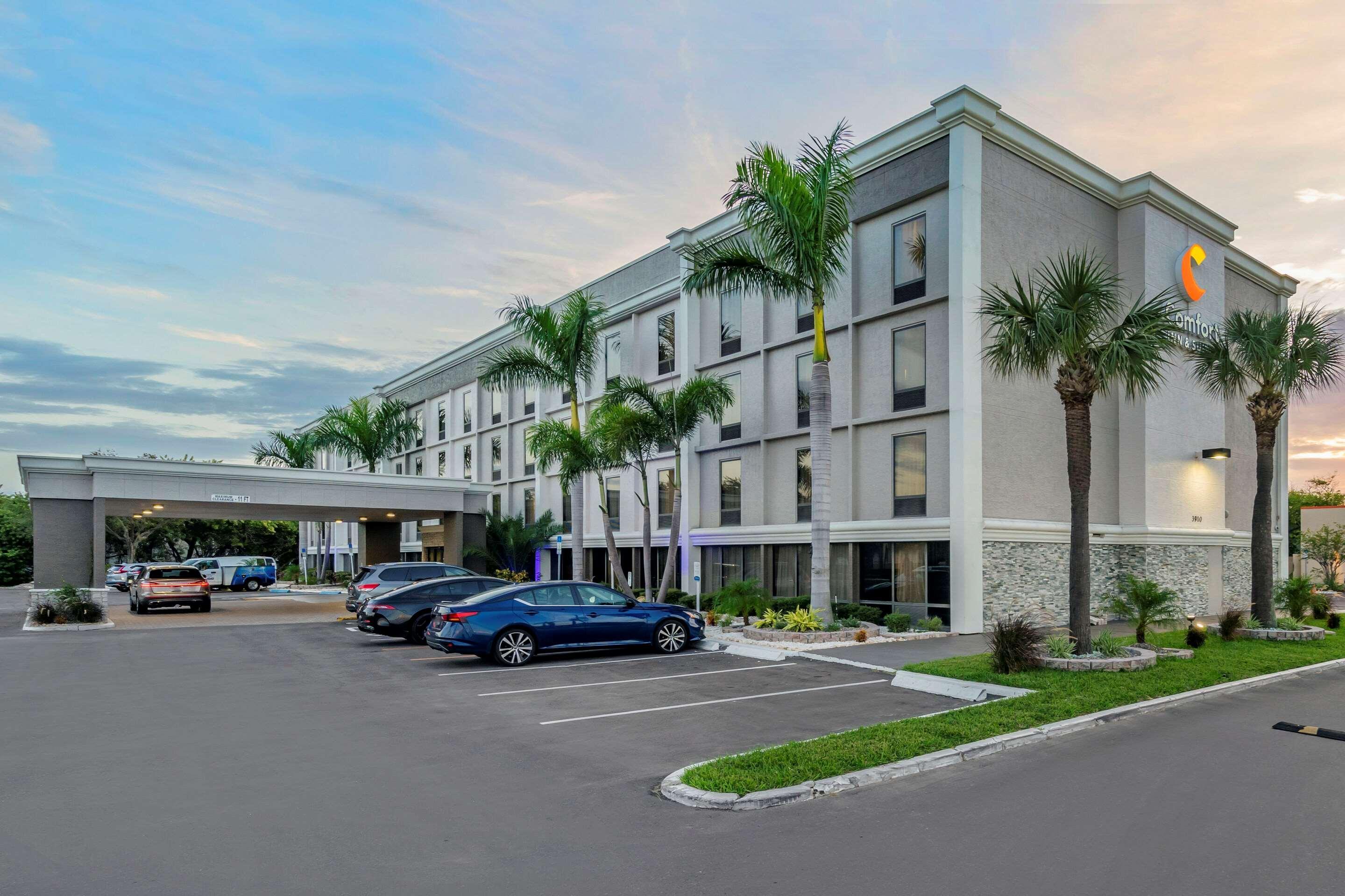 Comfort Inn & Suites St Pete - Clearwater International Airport Exterior photo