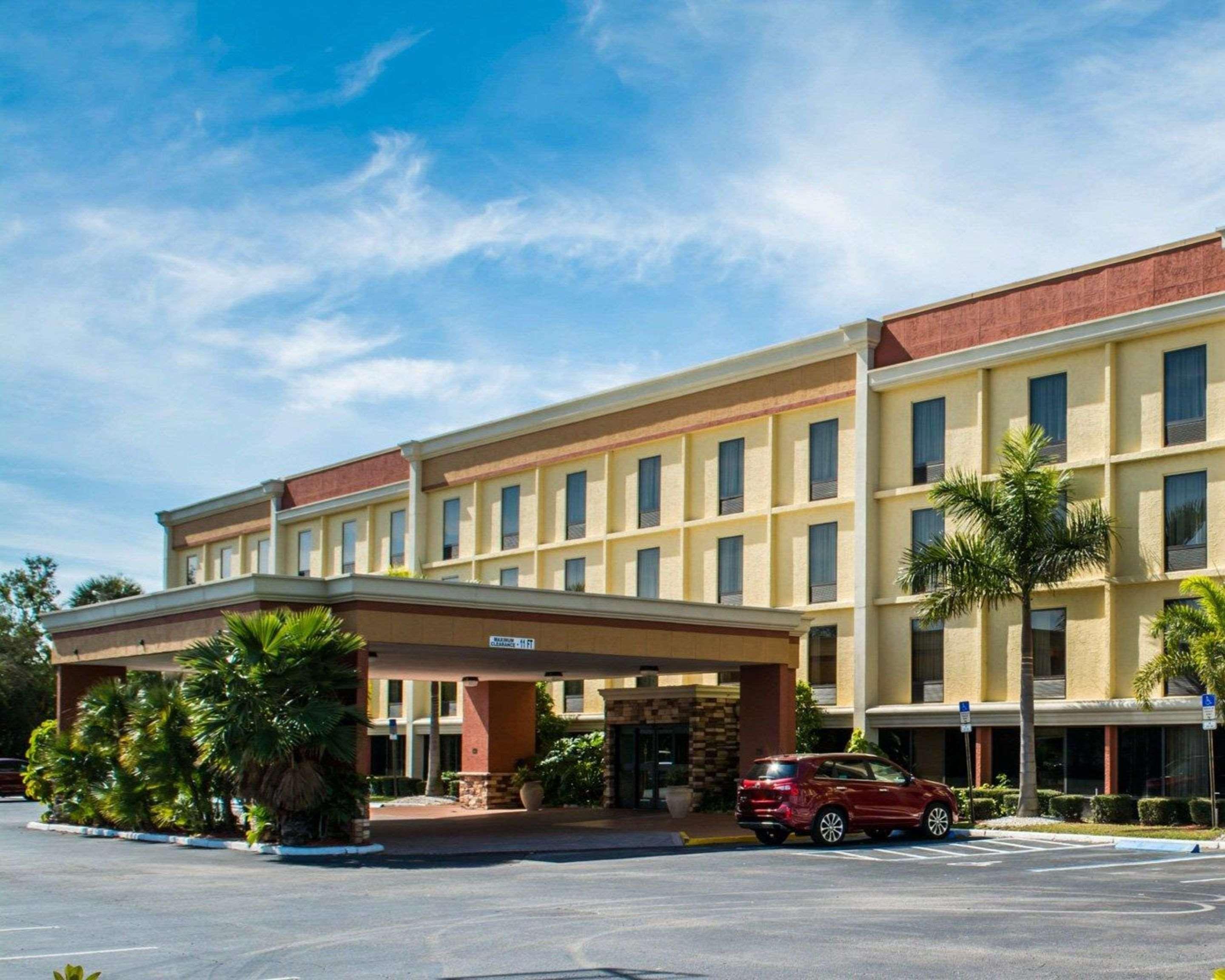 Comfort Inn & Suites St Pete - Clearwater International Airport Exterior photo