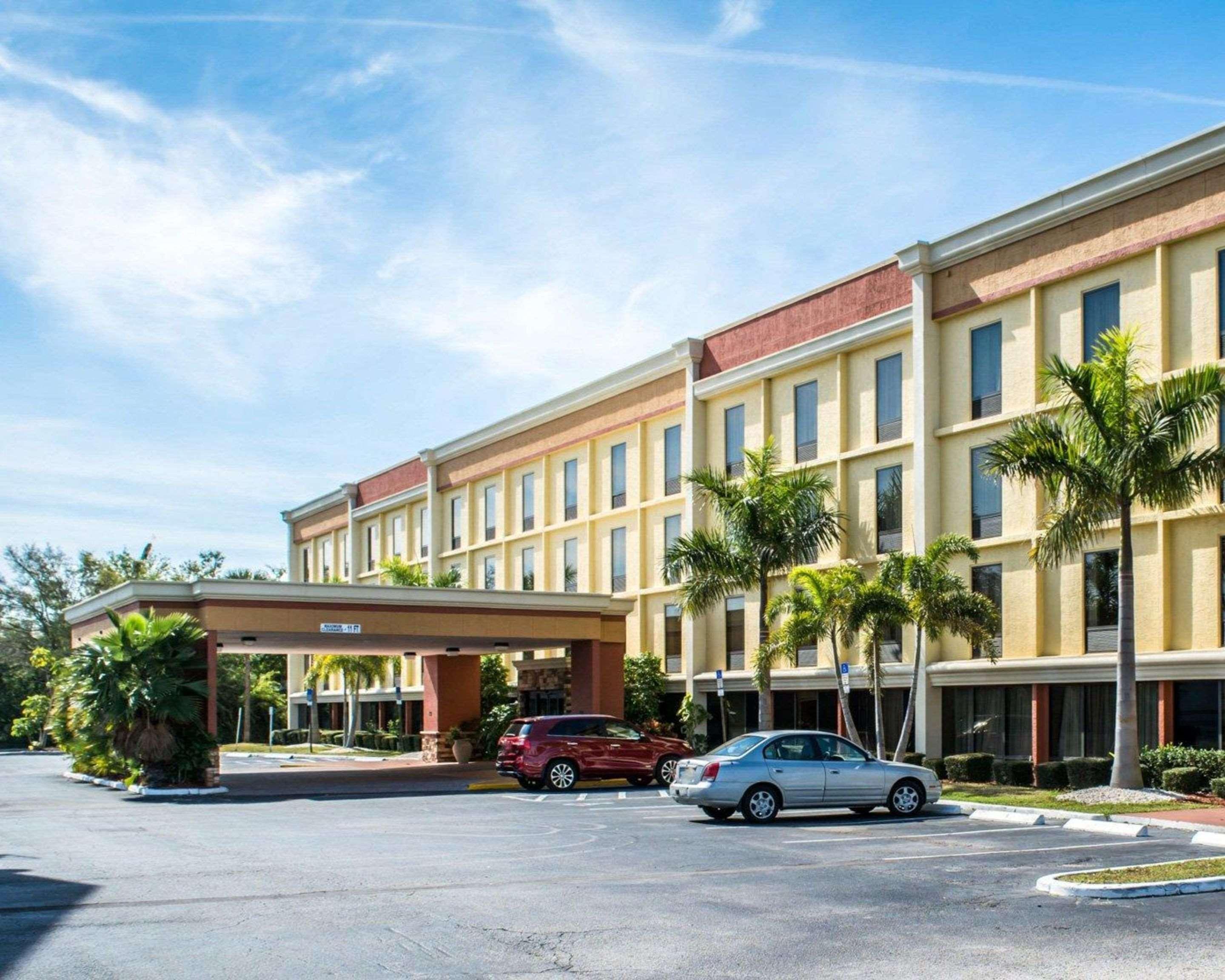 Comfort Inn & Suites St Pete - Clearwater International Airport Exterior photo