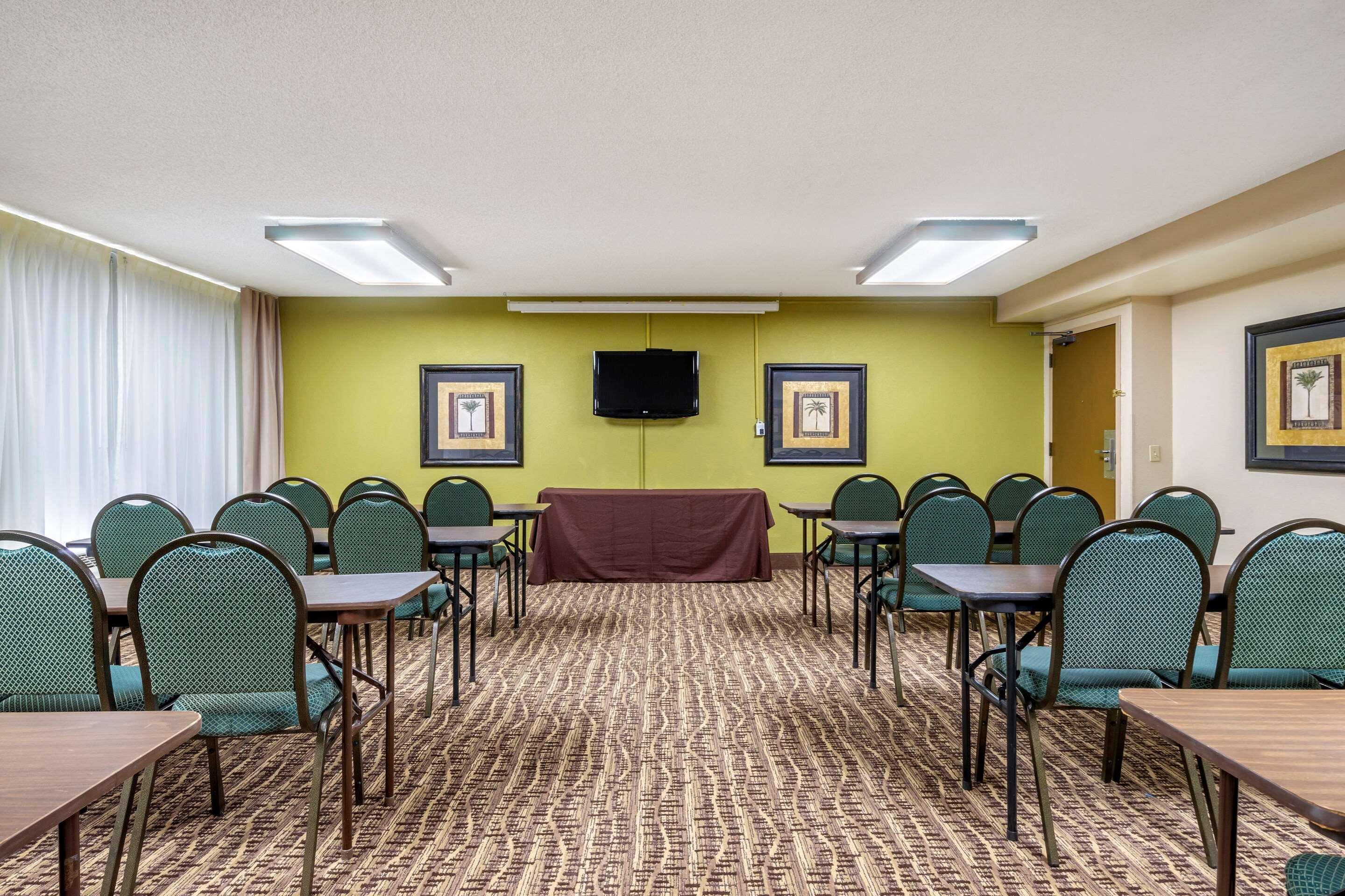 Comfort Inn & Suites St Pete - Clearwater International Airport Exterior photo