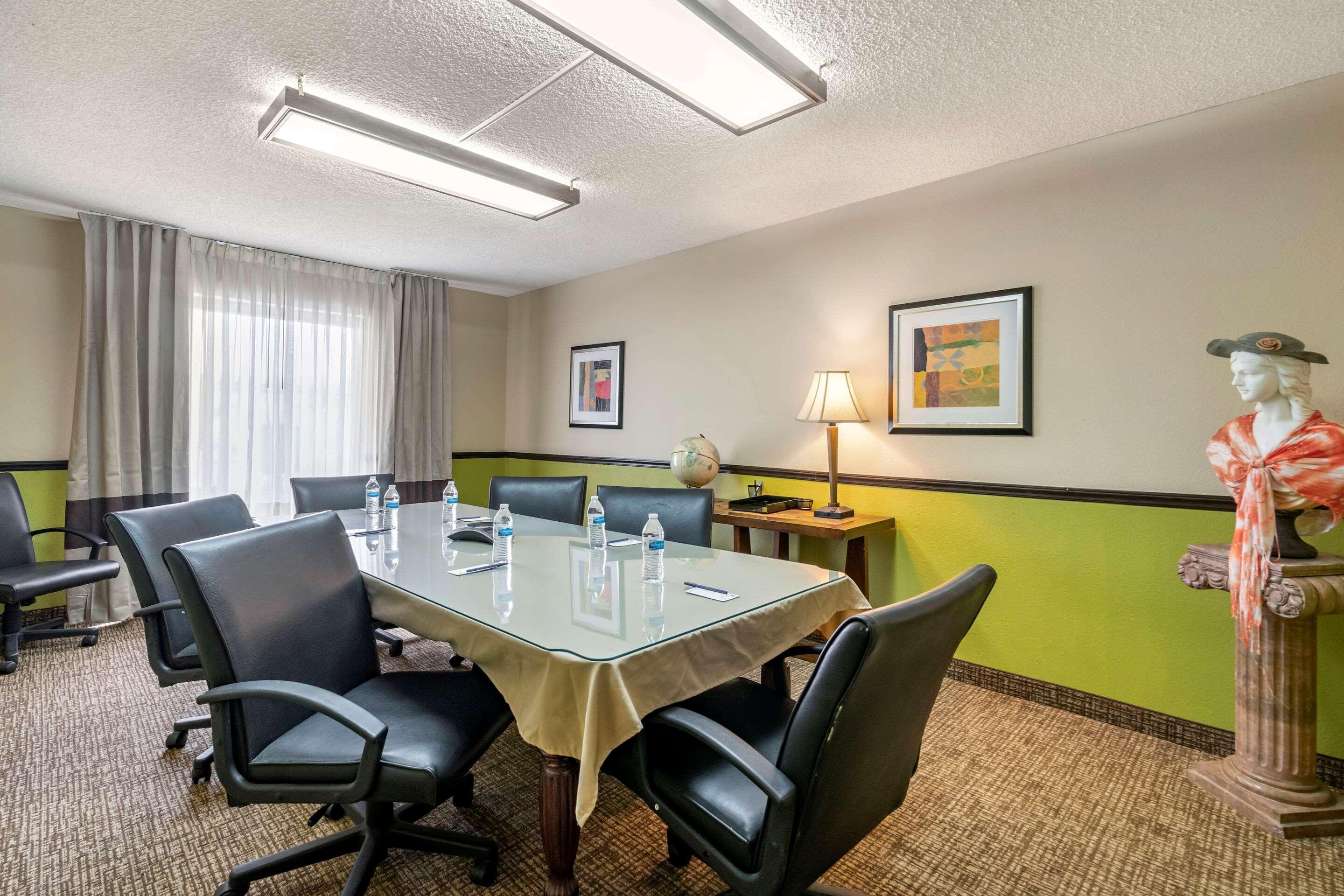 Comfort Inn & Suites St Pete - Clearwater International Airport Exterior photo