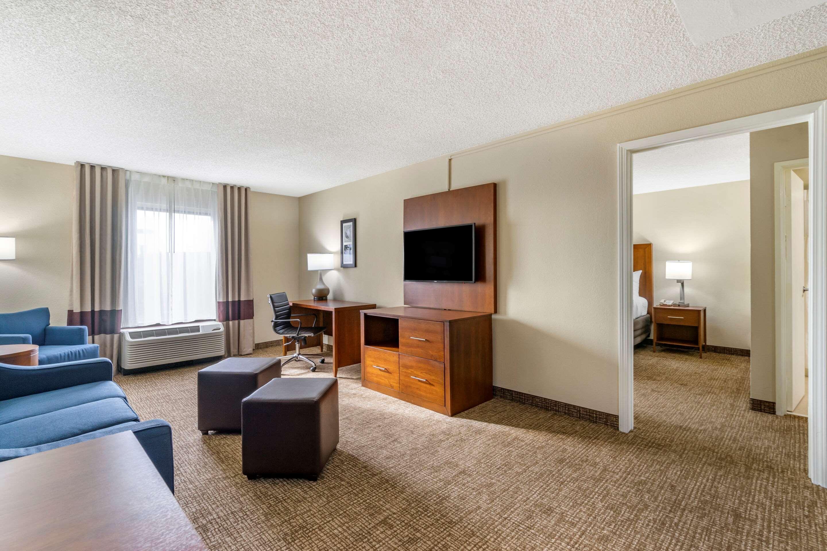 Comfort Inn & Suites St Pete - Clearwater International Airport Exterior photo