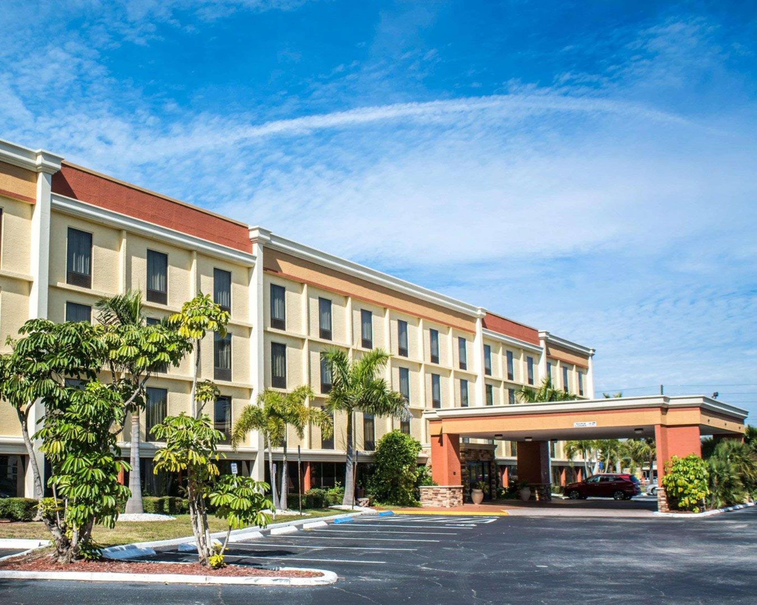 Comfort Inn & Suites St Pete - Clearwater International Airport Exterior photo