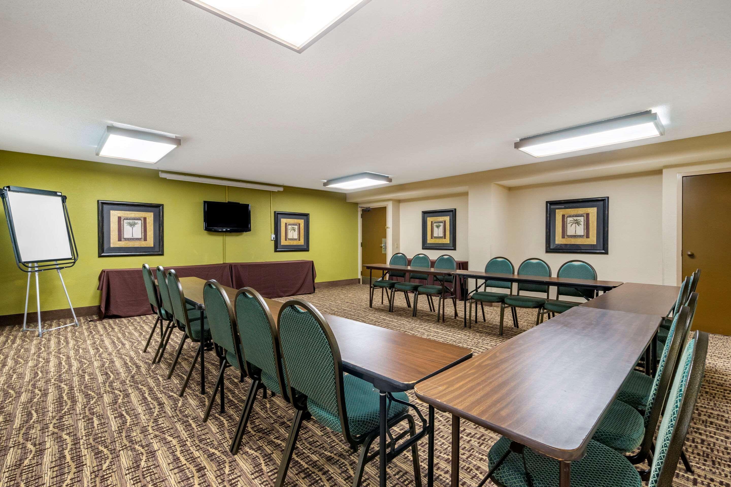 Comfort Inn & Suites St Pete - Clearwater International Airport Exterior photo