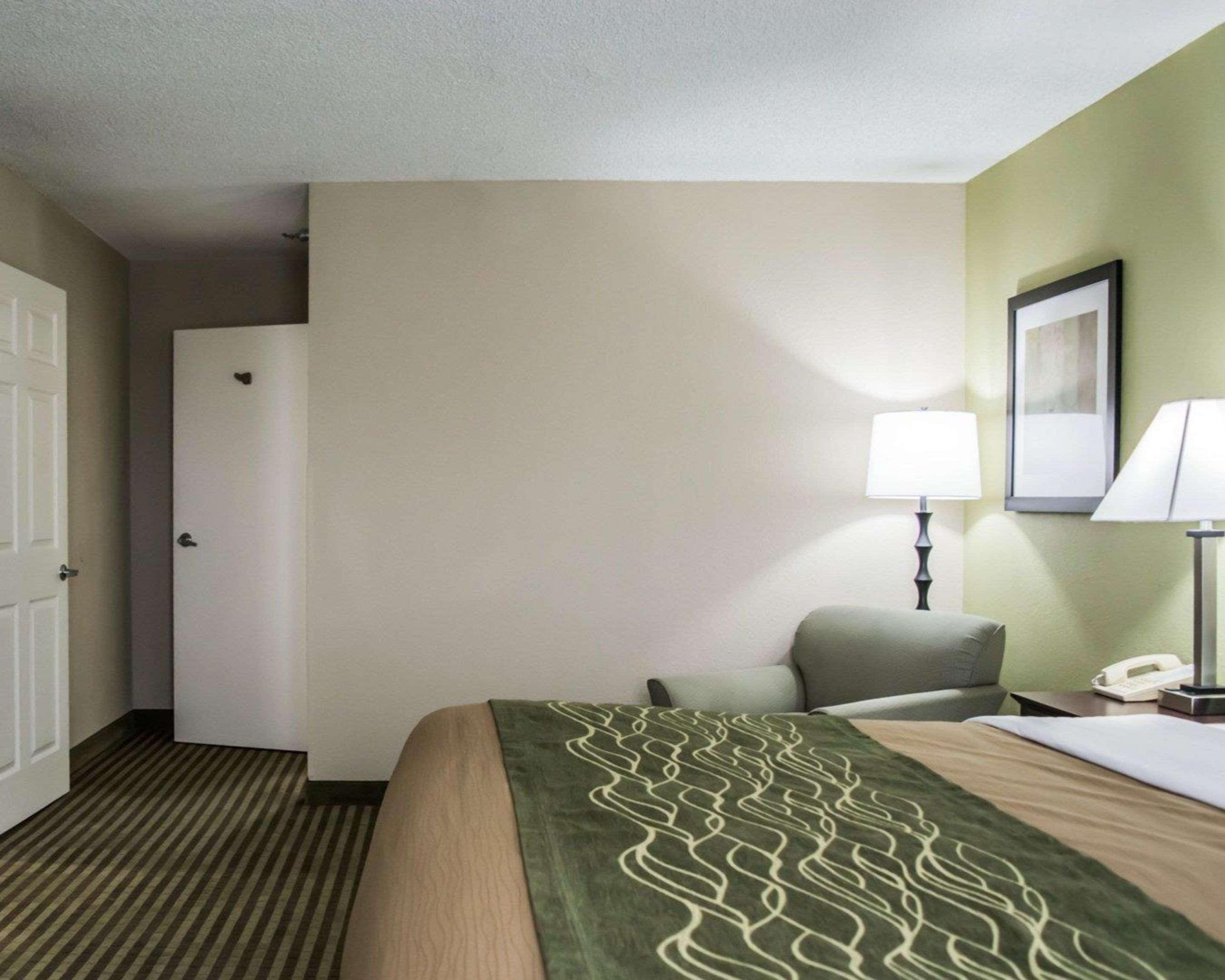 Comfort Inn & Suites St Pete - Clearwater International Airport Exterior photo