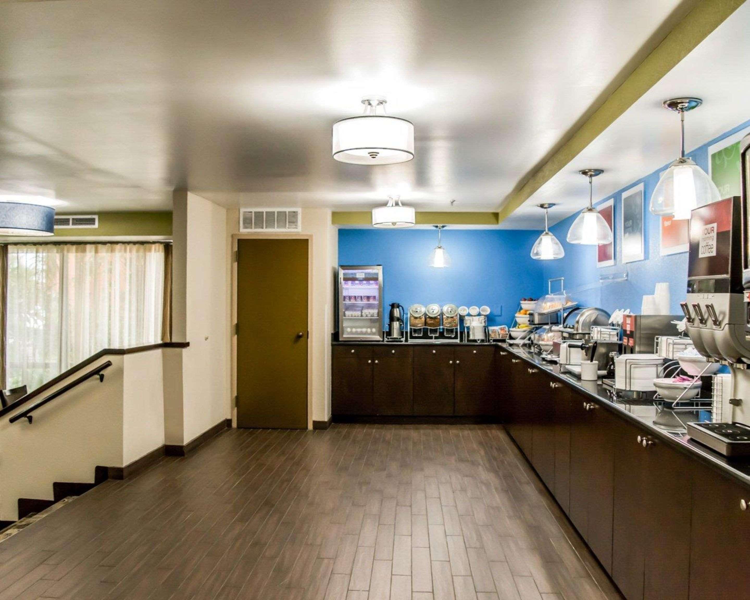 Comfort Inn & Suites St Pete - Clearwater International Airport Exterior photo