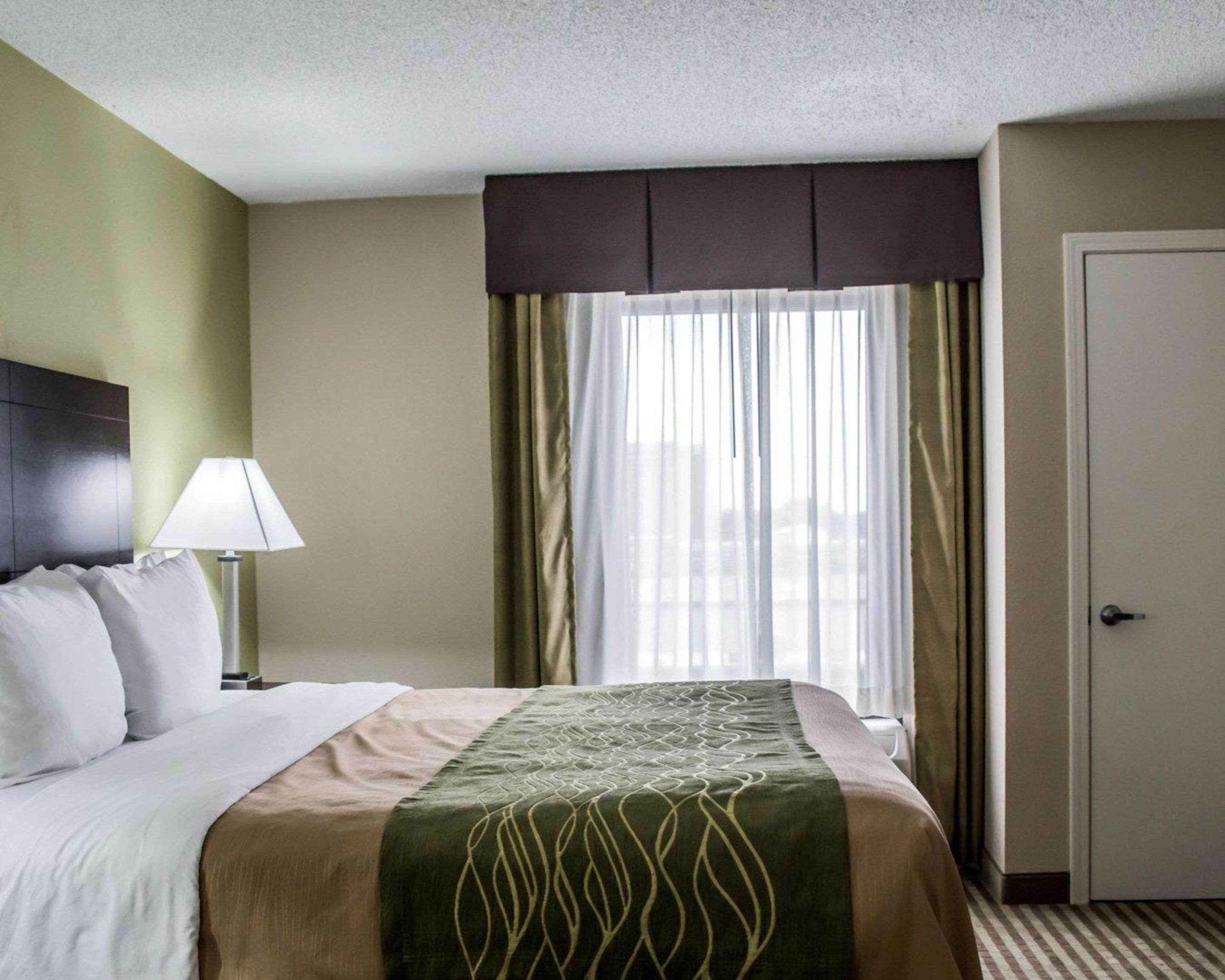 Comfort Inn & Suites St Pete - Clearwater International Airport Exterior photo