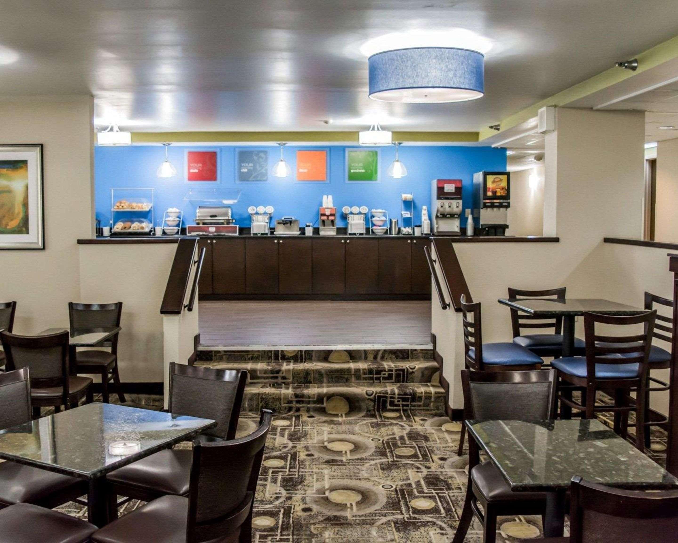 Comfort Inn & Suites St Pete - Clearwater International Airport Exterior photo