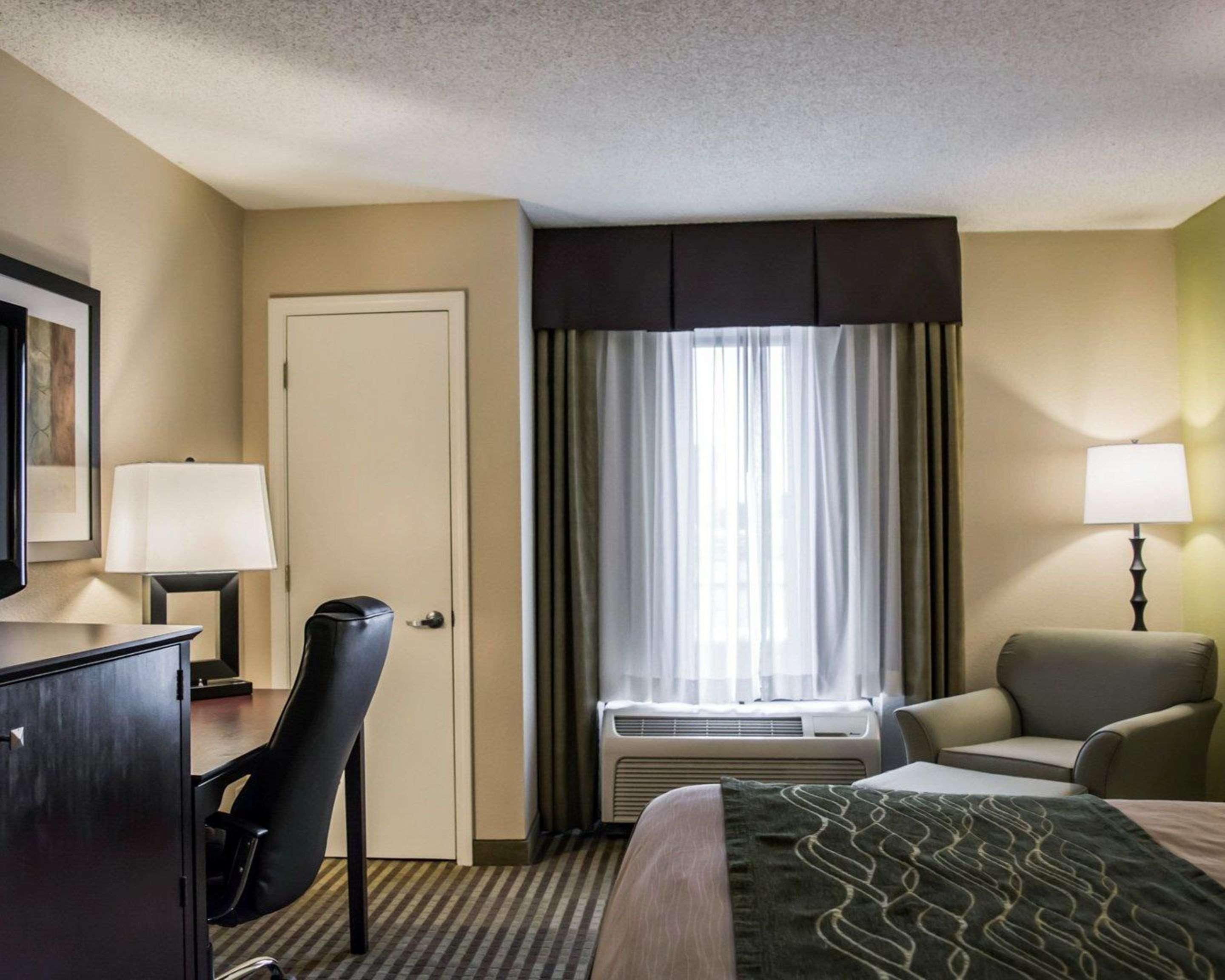 Comfort Inn & Suites St Pete - Clearwater International Airport Exterior photo