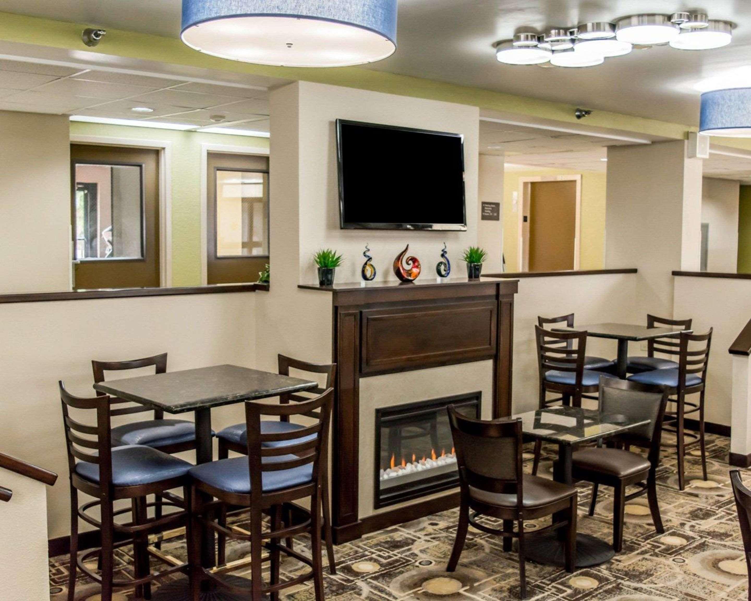 Comfort Inn & Suites St Pete - Clearwater International Airport Exterior photo