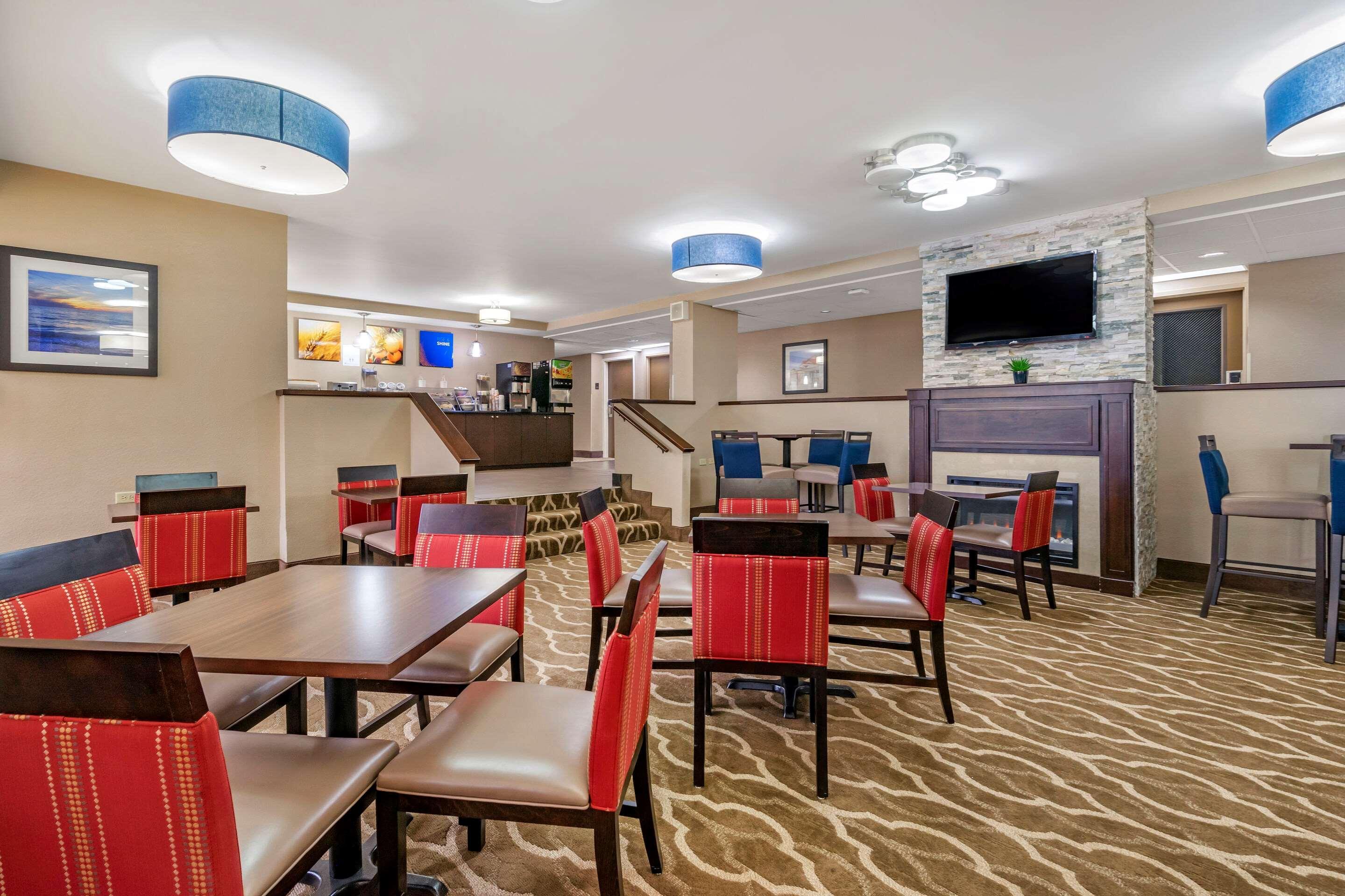 Comfort Inn & Suites St Pete - Clearwater International Airport Exterior photo